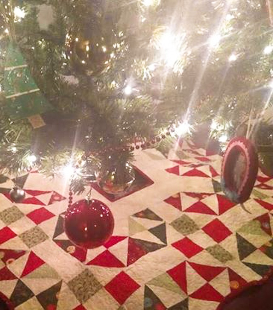 Perfect 10 QAL Tree Skirt │ Out of the Blue Quilts